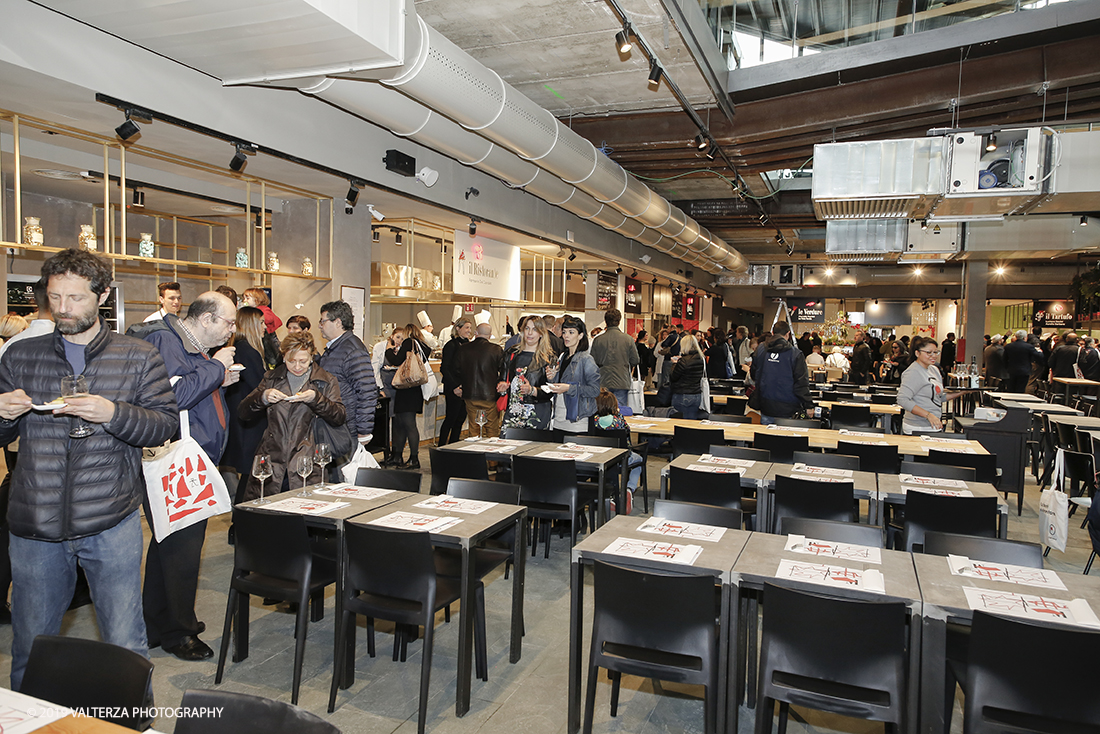 _X9B7642 copia.jpg - 13/04/2019. Torino. Apertura , nell'ex Palazzo Fuksas, del Mercato Centrale nel quartiere di Porta Palazzo, da un'idea di Umberto Montano imprenditore della ristorazione. Nella foto pubblico in visita al nuovo Mercato Centrale